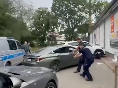 Szalona interwencja. Policjanci postrzelili kolegę próbując zatrzymać kierowcę