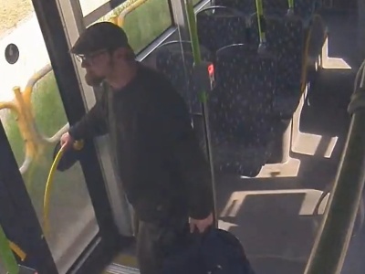 Olsztyn. Czy to on zabrał seniorce aparat słuchowy? Policja publikuje nagranie [WIDEO]