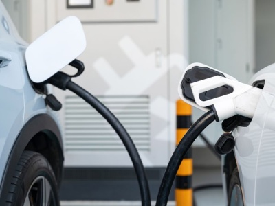 Cła, protekcjonizm i elektryfikacja – jak polityka handlowa zmienia globalny rynek samochodów elektrycznych?