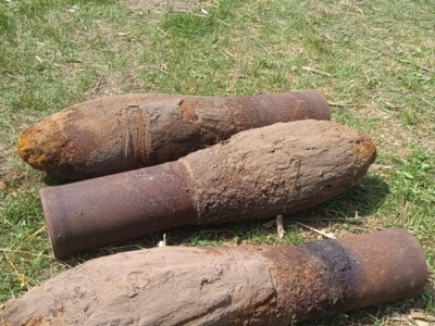 Cztery rakiety z wyrzutnią znalezione pod szopą
