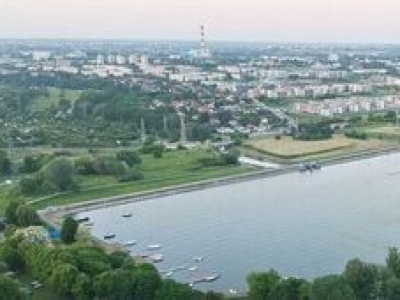 Koniec z bieganiem w krzaki nad zalewem? W tym sezonie toalety publicznej jeszcze nie będzie