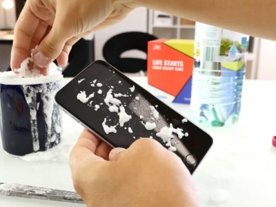 Prosty trik na rysy. Ta pasta przywróci ekran telefonu do idealnego stanu