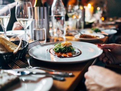 Dyskryminacja w szwedzkich pubach i restauracjach. Rząd zleca specjalne działania edukacyjne
