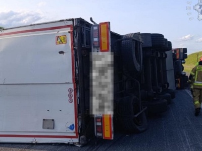 Wypadek w Pyrzowicach. Ciężarówka przewróciła się na autostradzie. Są ogromne korki