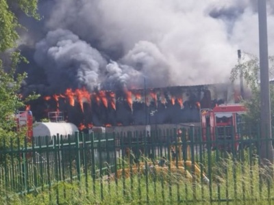 Pożar składu opon w Lubelskiem. Strażacy apelują