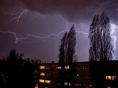 Cała Polska zagrożona. Uderzą groźne burze i wichury. IMGW ostrzega: Wiatr przekroczy 100 km/h