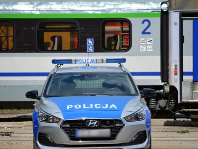 Groźny incydent w pociągu. Agresywny pasażer z repliką broni