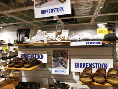 Klapki Birkenstock w końcu na promocji - Polki wykupują je w mig. Badura też tnie ceny