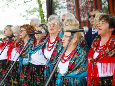 RYM SIĘ NIESIE PO POLU PO LESIE. „Nie wierz panno, nie wierz” [POSŁUCHAJ]