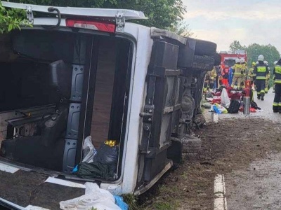 Feralny początek szkolnej wycieczki. Autobus z młodzieżą wpadł do rowu