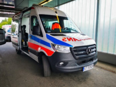 Autokar z dziećmi wypadł z drogi w Małopolsce. Sześć osób rannych, DW980 zablokowana