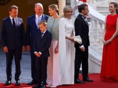 Brigitte i Emmanuel Macron z wizytą u księżnej Charlene i księcia Alberta. Panie zaprezentowały się w ZJAWISKOWYCH sukniach