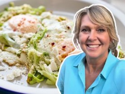 Ewa Wachowicz układa na patelni i wbija jajka. Zwykła szakszuka nie ma szans