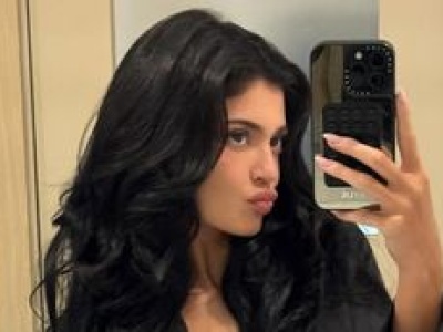 Odziana w SAM szlafrok Kylie Jenner wdzięczy się przed lustrem. Fani komplementują: 