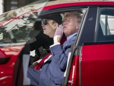 Trump ma pozbyć się tesli, którą kupił przed trzema miesiącami. To efekt kłótni z Muskiem