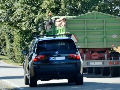 Czy można wyprzedzać traktor na ciągłej linii? Tylko jedna odpowiedź