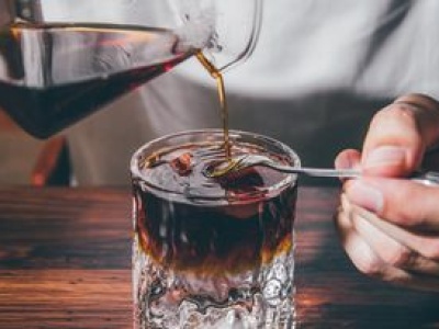 Zmienia działanie mózgu. Możliwe, że pijesz ją codziennie