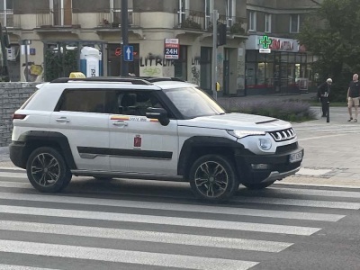 Znalazłem najdziwniejszą taksówkę w Warszawie. To terenówka z Chin