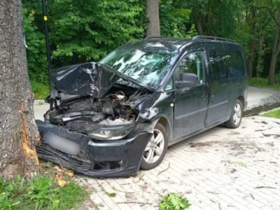 Wleń : Kobieta wjechała w drzewo