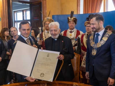 Człowiek odwagi i sumienia Honorowym Obywatelem Stołecznego Królewskiego Miasta Krakowa