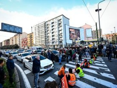 Przyklejają się do asfaltu. Włosi już mają na nich sposób