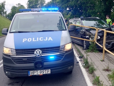 66-latek zasłabł za kierownicą i wbił się w barierki