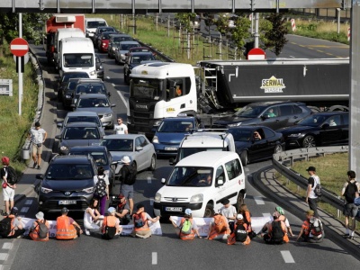 Posiedzisz na jezdni w ramach protestu? Trafisz do więzienia. Ten kraj w Europie zmienia przepisy