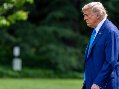 Donald Trump potknął się na schodach do Air Force One. Internauci: 