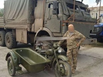 Sprzętu pancernego brak. Rosjanie wykorzystują motocykle i wanny