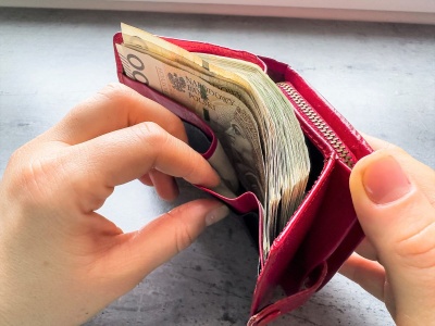 Te osoby dostaną w sierpniu dodatkowe 1600 zł z ZUS-u. To wyrównanie popularnego świadczenia