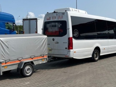 Wiózł 14 pasażerów autostradą. Miał blisko trzy promile