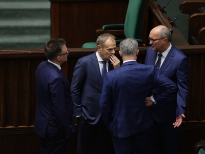 Nowy sondaż: KO przed PiS-em. Uwagę zwraca wynik Konfederacji