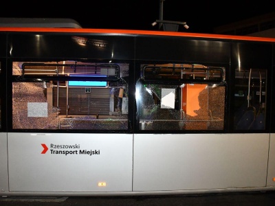 Wandal zdemolował autobus miejski w Rzeszowie. Nagle zaczął wybijać szyby [ZDJĘCIA]
