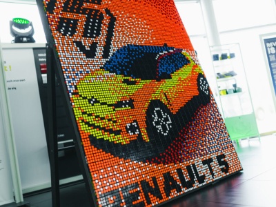 Nowy Renault 5 wzbudza emocje. Obraz z tysiąca kostek Rubika w salonie Auto Zięba!