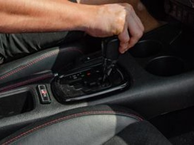 Statyczna czy dynamiczna wymiana oleju w skrzyni automatycznej? Ekspert zdradza, która metoda lepsza
