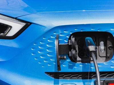 Mieszkasz w bloku i chcesz ładować elektryka? Rząd planuje usunąć największy problem