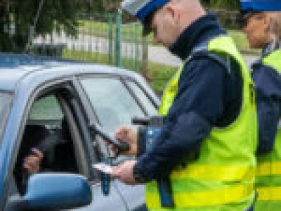 Wielu kierowców wciąż nie wie, jak się zachować. Policja tłumaczy krok po kroku