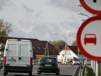 Kiedy włączyć kierunkowskaz? Błąd, który irytuje innych kierowców. Może cię kosztować 200 zł