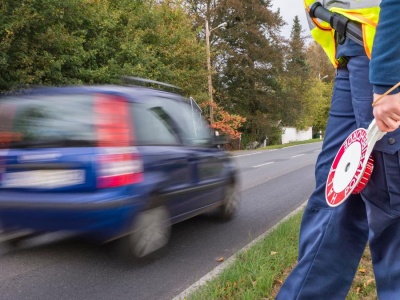 Trik kierowców: Jak jechać szybciej i nie zostać złapanym przez fotoradar? Oto, co musisz wiedzieć