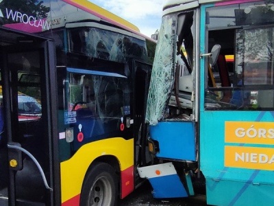 Zderzenie autobusu i tramwaju. Policjanci poszukują pasażerów