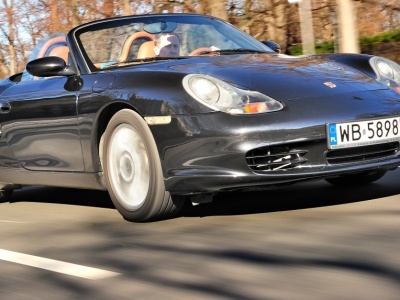 Używane Porsche Boxster I (986) – z czasem zyskało uznanie. Dobry sposób na wejście do świata legendarnej marki, choć tanio i tak nie będzie