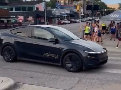 Tesla Robotaxi uchwycone w Austin [wideo]. To nowy Model Y, nie Cybercab. Musk: Jadą tak prosto z fabryki