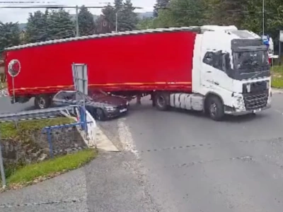 Ciężarówka kontra BMW. Groźne zderzenie w Ścięgnach. Zobacz nagranie