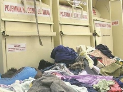 Bałagan wokół kontenerów na odzież. Miasto: system działa, trzeba z niego korzystać
