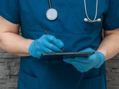 Udawał lekarza i brał pieniądze za badania. Grozi mu więzienie