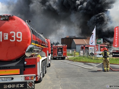 Potężny pożar w Gorzowie. Płonie warsztat i zakład wymiany opon