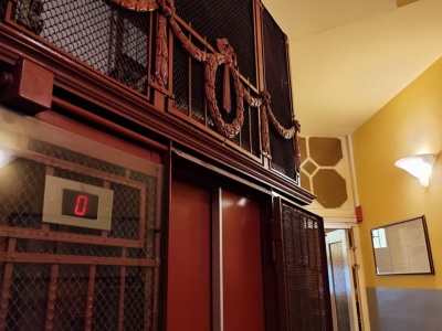 Zabytkowa winda z początku XX wieku wciąż działa w centrum Olsztyna