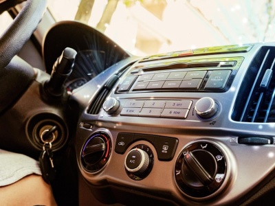 Masz radio w samochodzie? KRRiT wyjaśnia komu grozi 261 zł kary