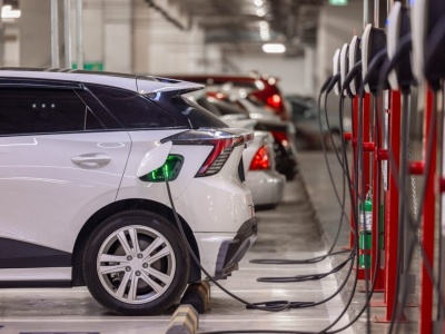 Ładowanie aut elektrycznych w blokach przejdzie rewolucję