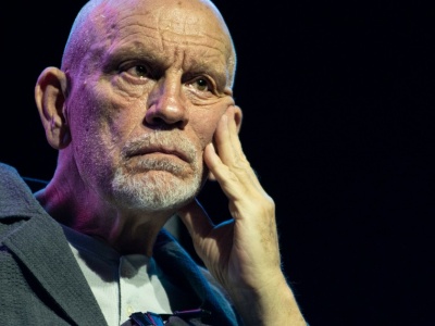 John Malkovich: Każdy kandydat próbuje sprzedać ludziom szczęśliwą wizję ich życia. Nieważne, czy to wizja prawdziwa [WYWIAD]